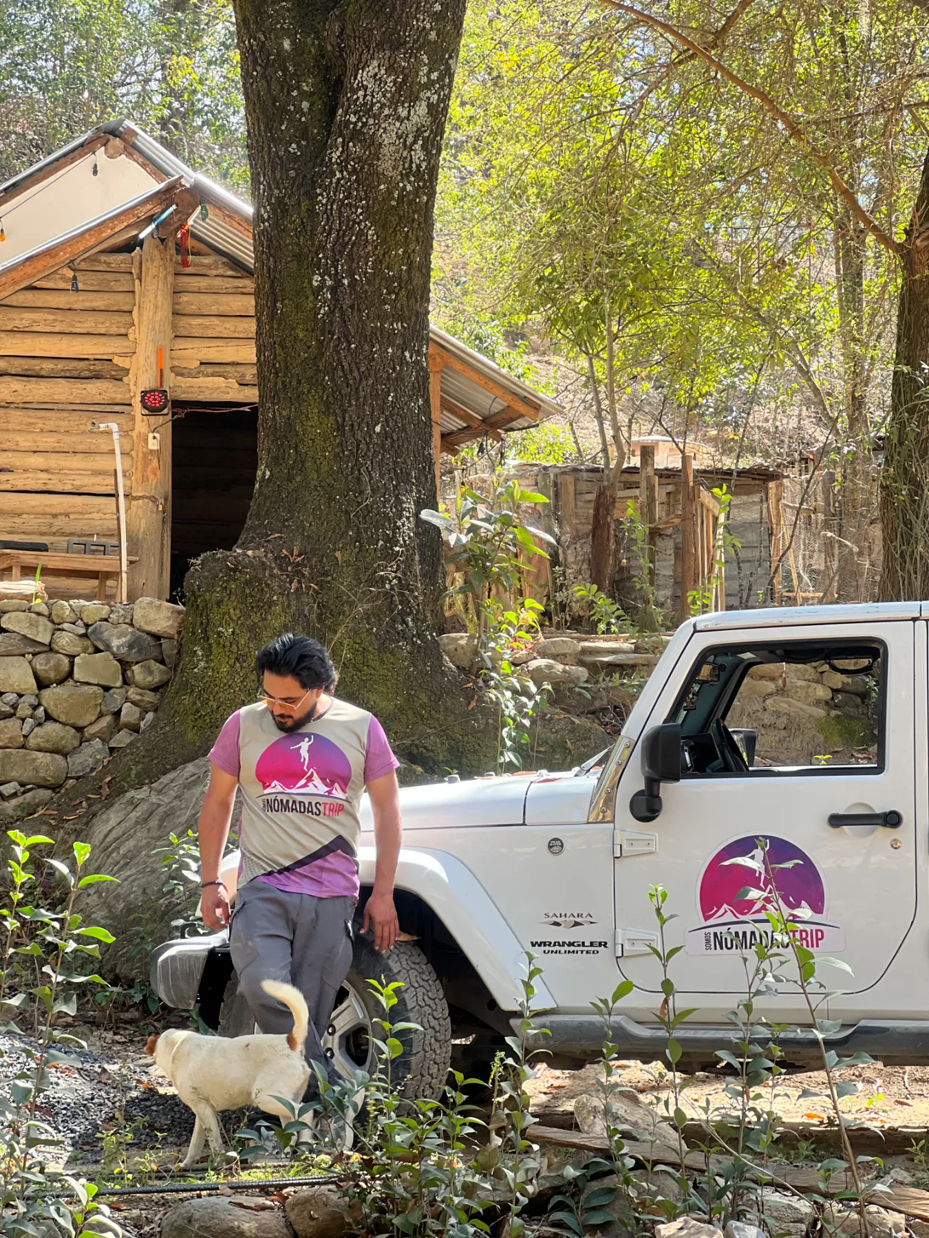 Norsh junto al Jeep en la Sierra